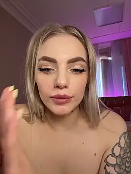 HugeBoobsAlice webcam