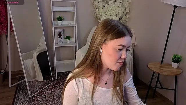 BlondeLina webcam