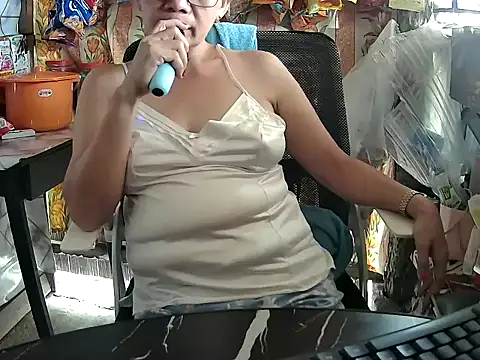 mommylicious_23 webcam