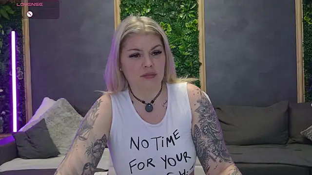 Issa_Jo webcam