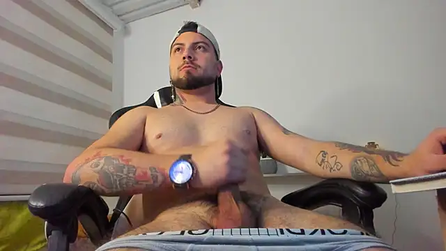 AaronHardi webcam
