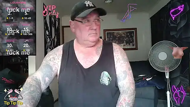kinkyblueyes69 (M mature) - NAKED