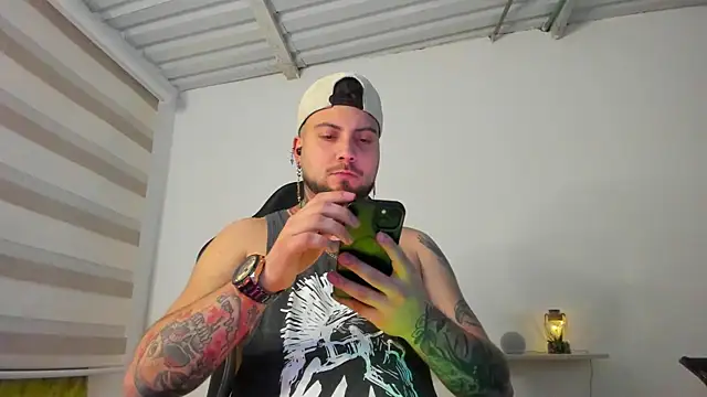 AaronHardi webcam