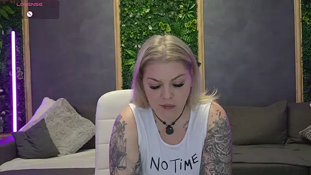 Issa_Jo webcam