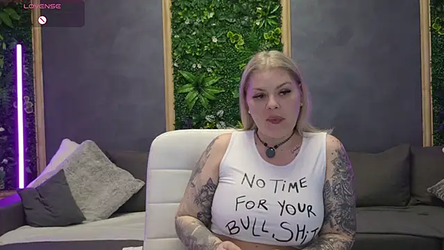 Issa_Jo webcam