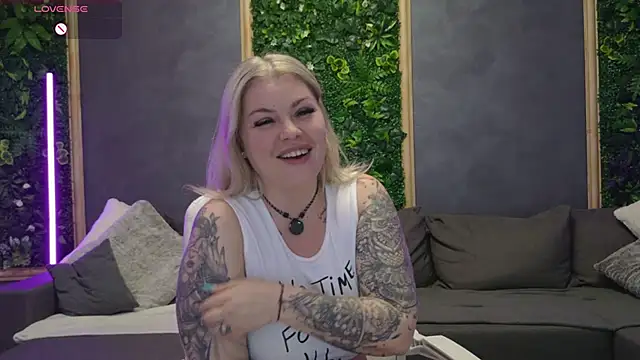Issa_Jo webcam