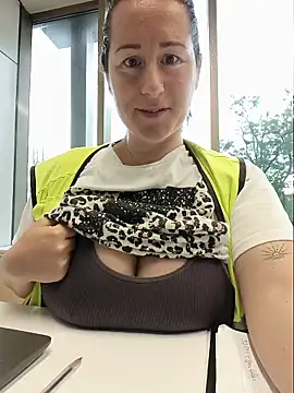 bichota85 (F milf) - Flash ass oficina + video