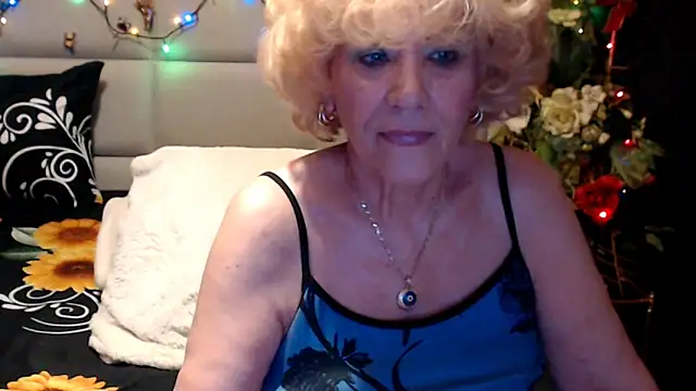 HappyWomanOn webcam