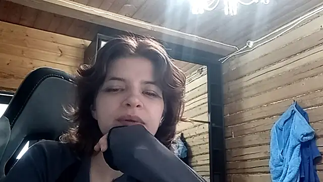 LowkeyIndigo webcam