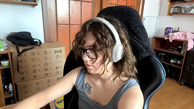 PillowPeachX webcam