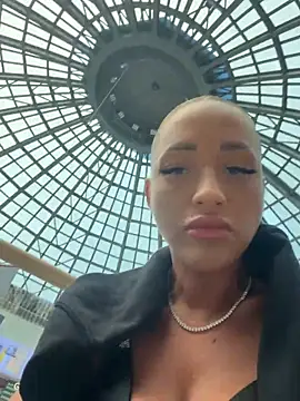 LovingBlondie webcam
