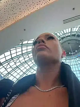 LovingBlondie webcam