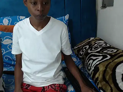 SweetSlenderChoc webcam