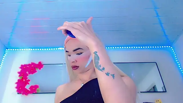 モデル: Karla_hot777