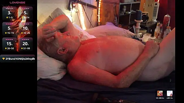 Pussyeat2please webcam
