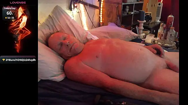 Pussyeat2please webcam