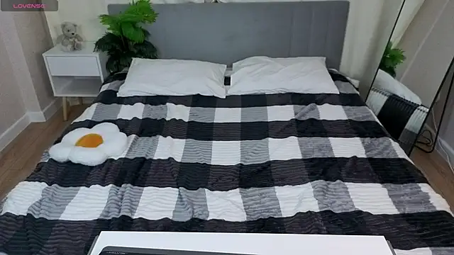Yungsatou live sex cam