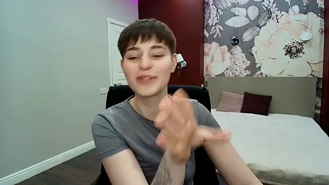 EmiliaYours webcam