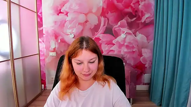 AngelinaLow webcam