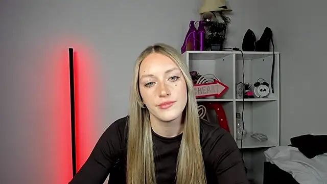 EvelynBlond webcam