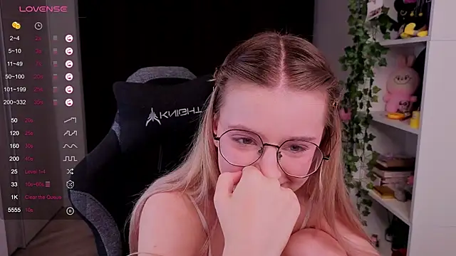 aviaveavii webcam