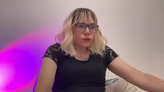 nikki_trans_fun webcam