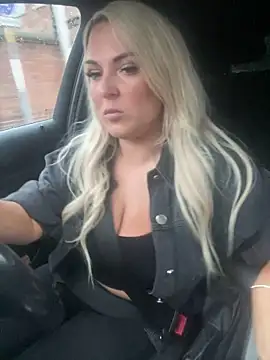 Bustyblondebabe32