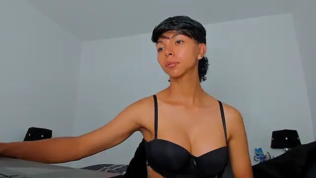 xhenisa_ webcam