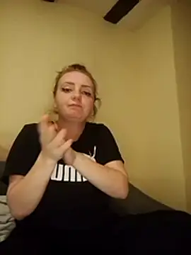 Bella-Monroe webcam