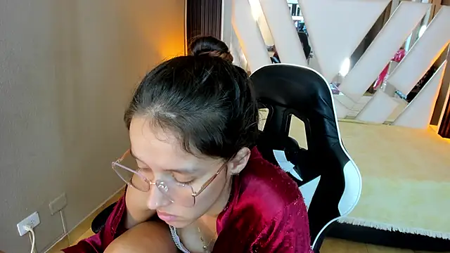 Linda4Petite webcam