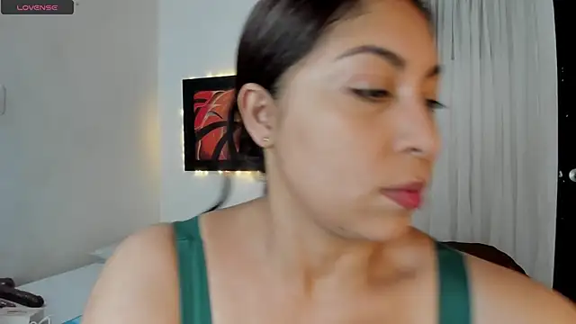 Lauralove_69 webcam