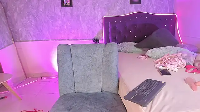 Lauren_smiles webcam
