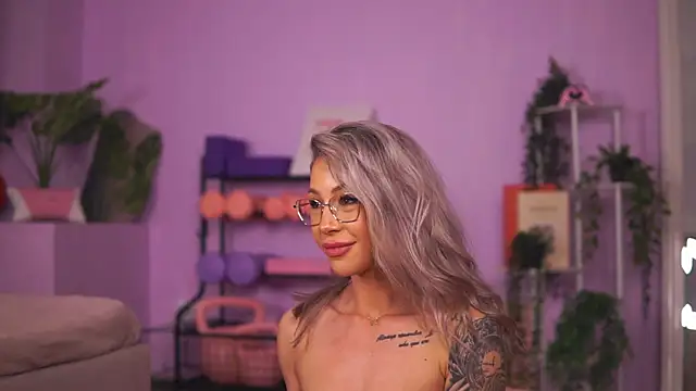 NyrobiNova live sex cam