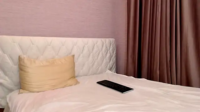 PrettyTayaOne webcam