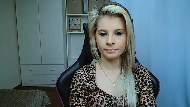 KristineGlow webcam