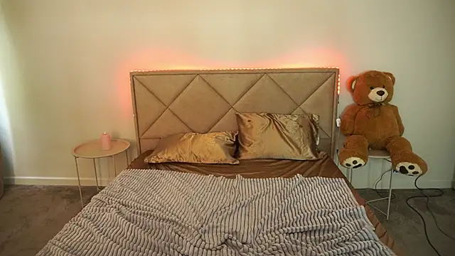 MikaFoxy webcam
