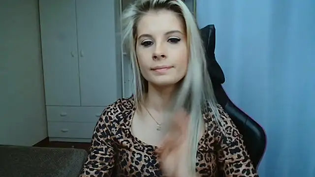 KristineGlow webcam