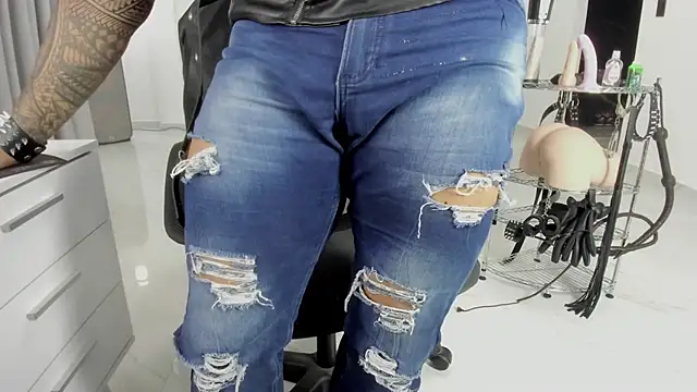 master_leather webcam