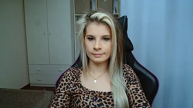 KristineGlow webcam
