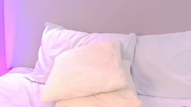 NaomiKlarc webcam