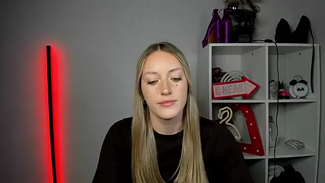 EvelynBlond webcam