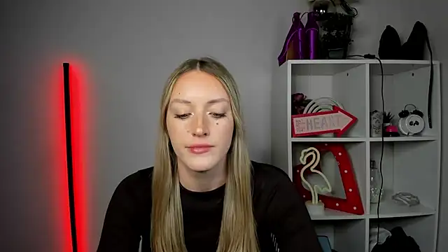 EvelynBlond webcam