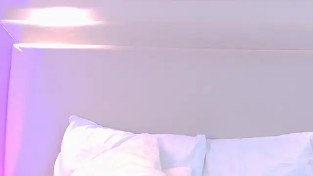 NaomiKlarc webcam