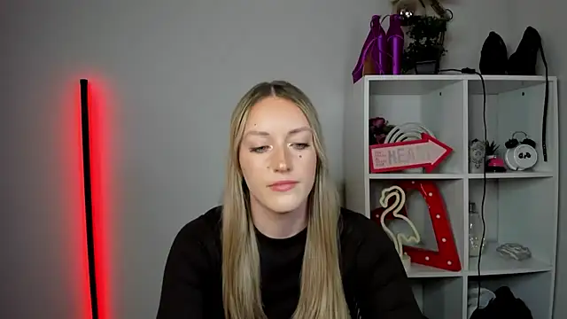 EvelynBlond webcam