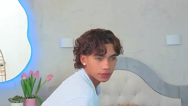 AlanCutee webcam