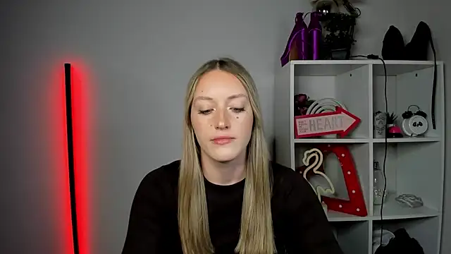 EvelynBlond webcam