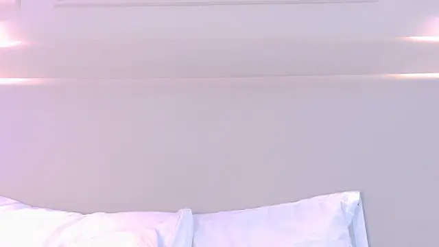 NaomiKlarc webcam