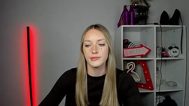 EvelynBlond webcam