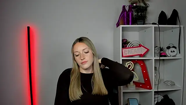 EvelynBlond webcam