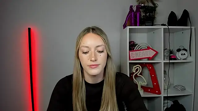 EvelynBlond webcam